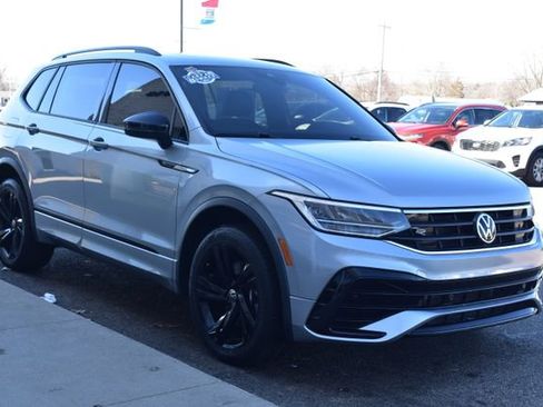 Used 2023 Volkswagen Tiguan SE R-Line image 4