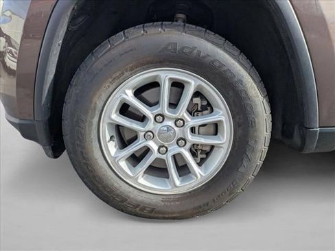 Used 2018 Jeep Grand Cherokee Laredo AWD/4WD image 17