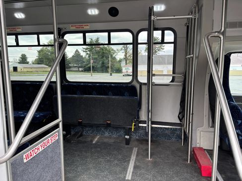Used 2015 Chevrolet Express 4500 w/ Shuttle Bus Package RWD image 21