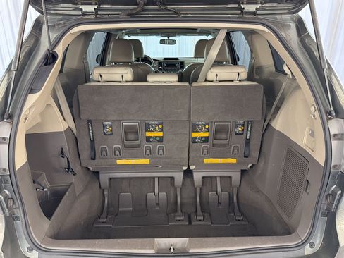 Used 2011 Toyota Sienna XLE FWD image 32