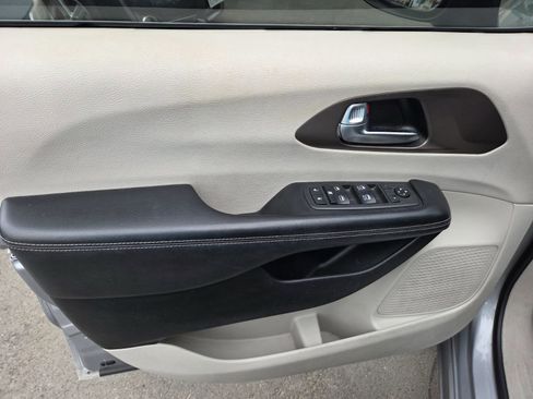 Used 2020 Chrysler Voyager Lxi image 7