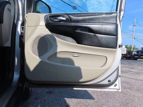 Used 2016 Dodge Grand Caravan American Value Package w/ UConnect Hands-Free Group FWD image 37