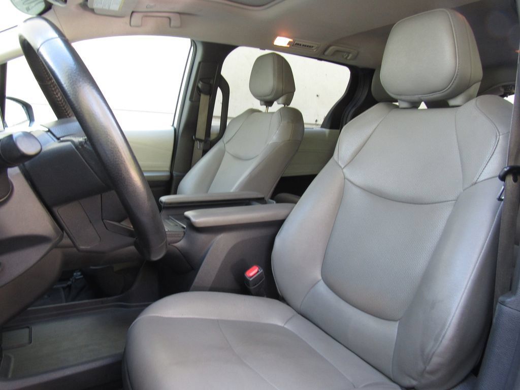 Certified 2025 Toyota Sienna XLE FWD image 12