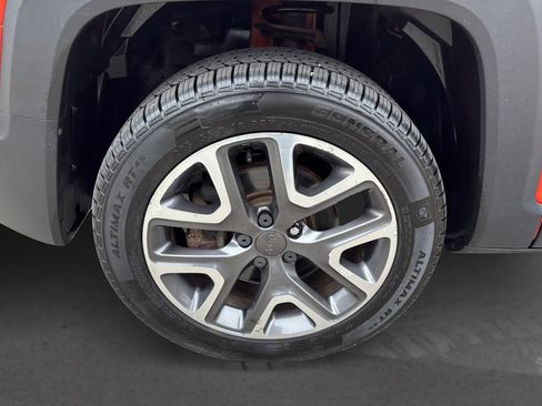 Used 2015 Jeep Renegade Latitude w/ Popular Equipment Group AWD/4WD image 12