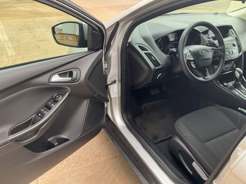 Used 2018 Ford Focus SE image 2