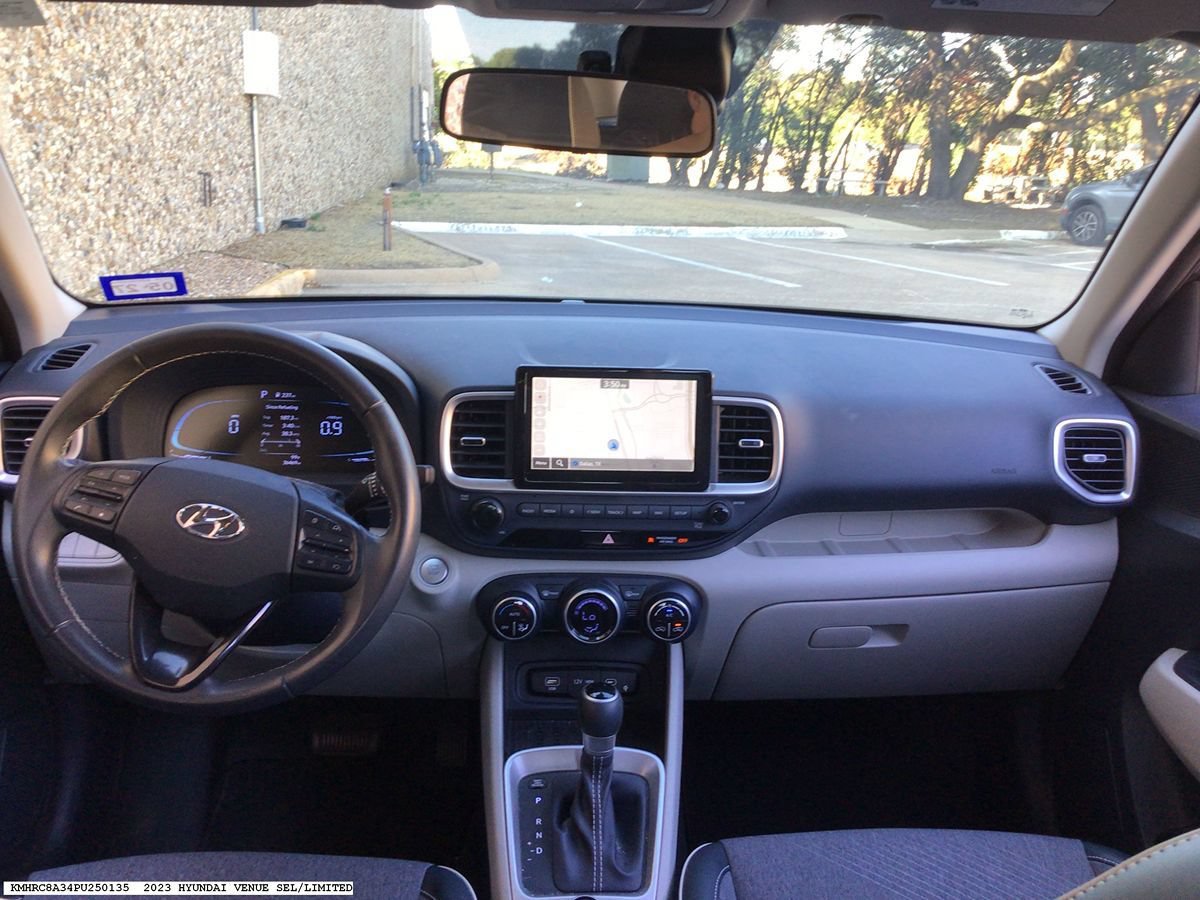 Used 2023 Hyundai Venue Limited w/ Cargo Package FWD image 8