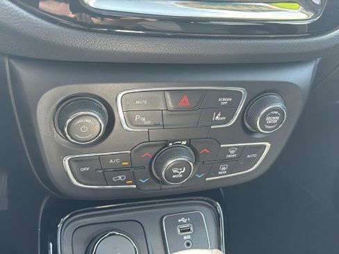 Used 2021 Jeep Compass Limited w/ Sun and Sound Group image 23