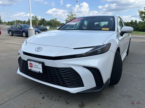 Used 2025 Toyota Camry SE FWD image 3