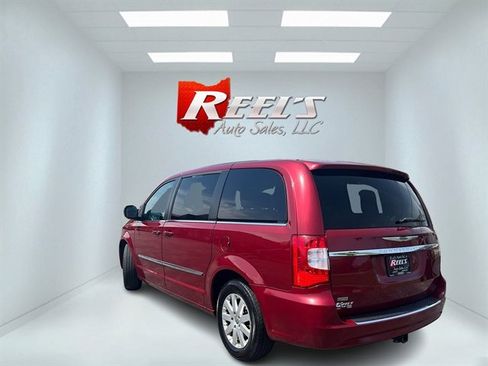 Used 2014 Chrysler Town & Country Touring image 10