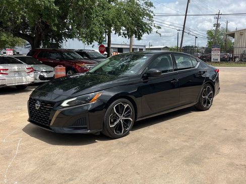 Used 2024 Nissan Altima 2.5 SR image 1