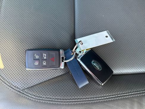 Used 2023 Land Rover Defender 90 S image 24