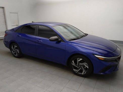 Used 2025 Hyundai Elantra Sport FWD image 11