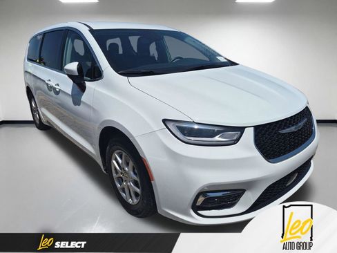 Used 2023 Chrysler Pacifica Touring-L FWD image 1