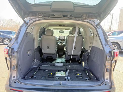 Used 2021 Toyota Sienna XLE w/ XLE Plus Package image 11