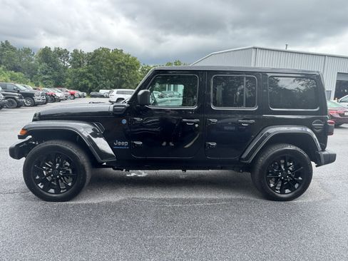 Used 2025 Jeep Wrangler Unlimited Sahara w/ Safety Group AWD/4WD image 8