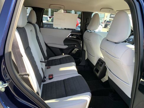 New 2025 Mitsubishi Outlander SE image 23