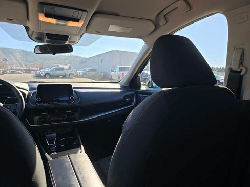 Used 2025 Nissan Rogue SV image 14