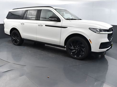 New 2025 Lincoln Navigator L Reserve w/ Jet Appearance Package image 5