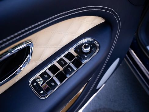 Used 2022 Bentley Bentayga AWD/4WD image 31
