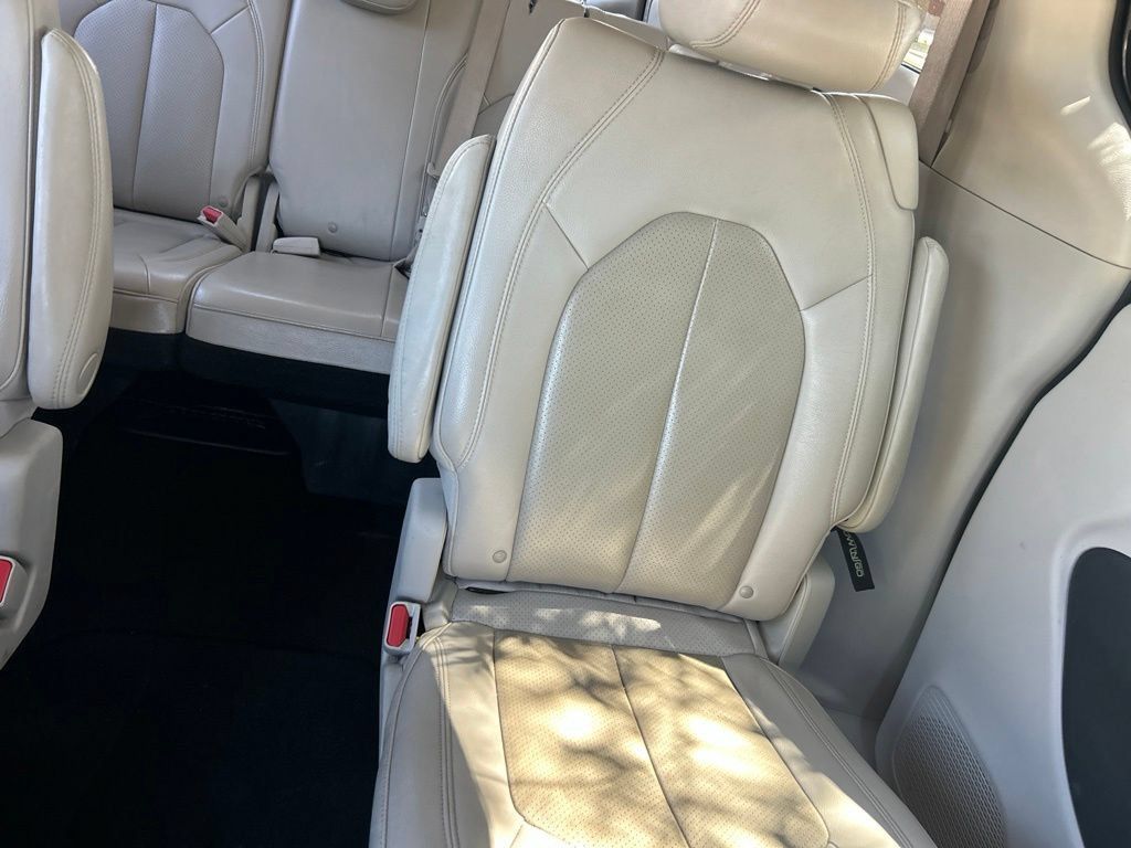Used 2021 Chrysler Pacifica Touring-L FWD image 20