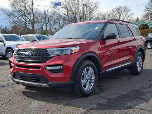 Used 2022 Ford Explorer XLT w/ Equipment Group 202A image 3