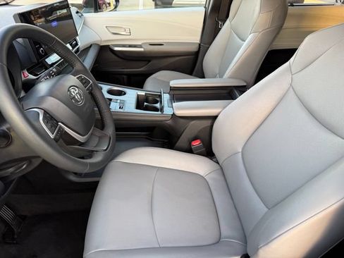 Used 2026 Toyota Sienna XLE FWD image 10
