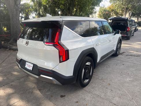 Used 2024 Kia EV9 Light Long Range RWD image 6