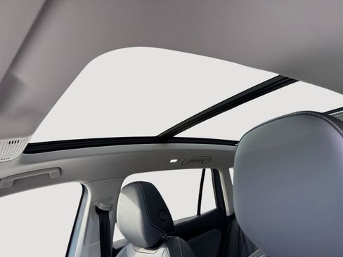 New 2025 Volkswagen Tiguan SE image 6