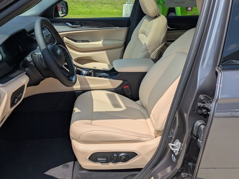 New 2026 Jeep Grand Cherokee L Limited w/ Limited Altitude Package RWD image 7