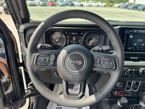 Used 2025 Jeep Wrangler Unlimited Rubicon w/ Convenience Group AWD/4WD image 19