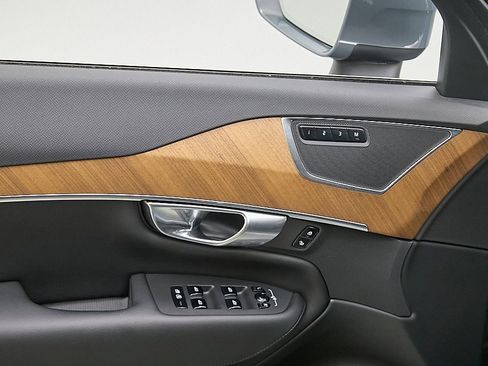 Used 2023 Volvo XC90 B5 Plus image 12