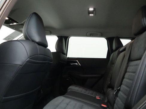 New 2025 Mitsubishi Outlander SE image 16