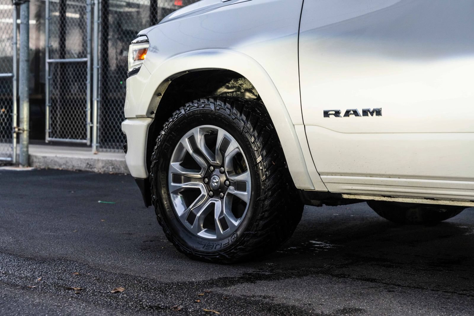 Used 2023 RAM 1500 Limited w/ Body Color Bumper Group AWD/4WD image 8