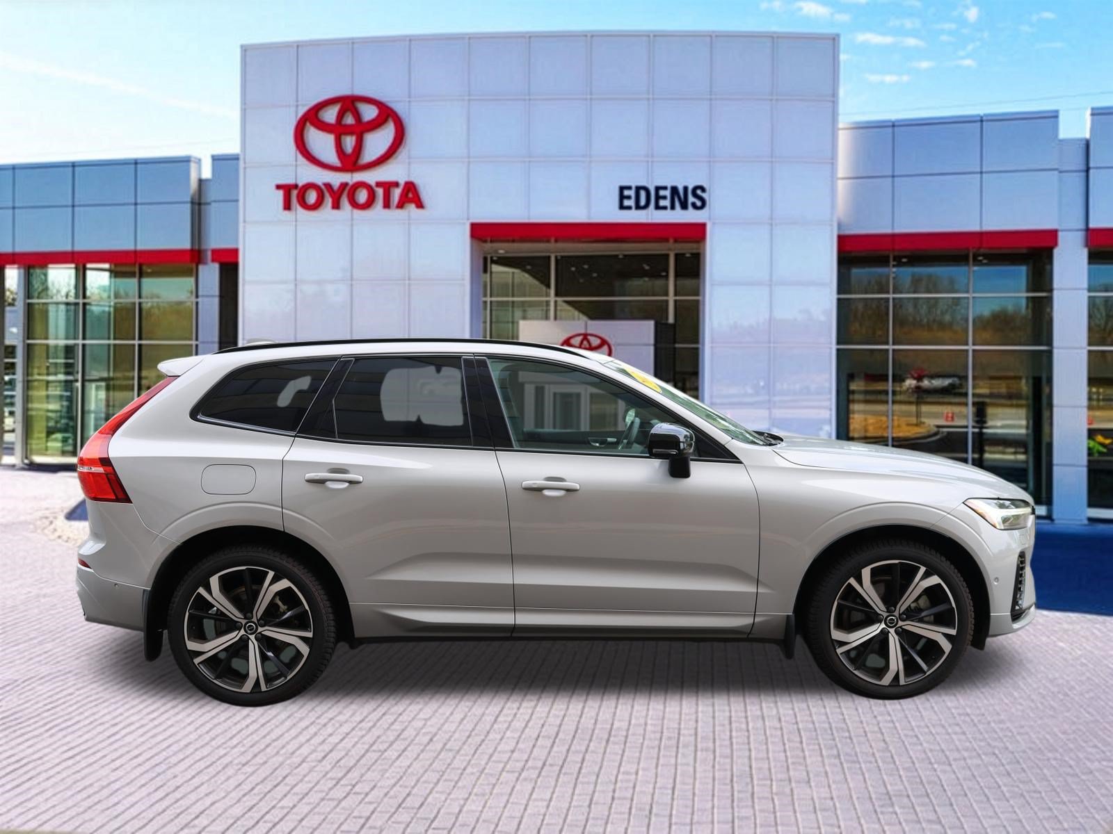 Used 2024 Volvo XC60 T8 Ultimate AWD/4WD image 2