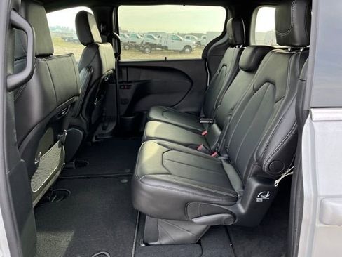 New 2026 Chrysler Pacifica Select image 20