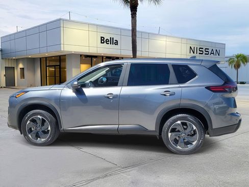 Used 2025 Nissan Rogue SV image 3