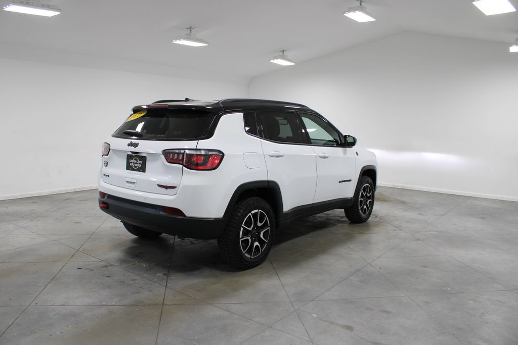 Used 2025 Jeep Compass Trailhawk AWD/4WD image 9
