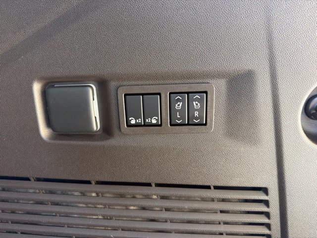 Used 2023 GMC Yukon Denali w/ Advanced Technology Package RWD image 16