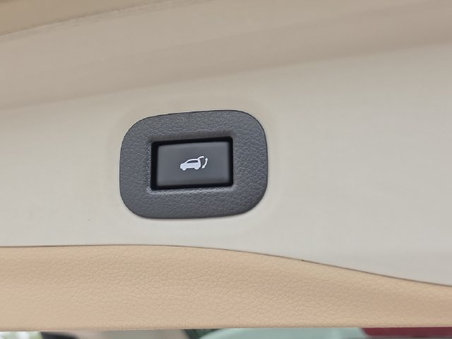 Used 2018 Nissan Rogue SV w/ Sun & Sound Touring Package FWD image 11