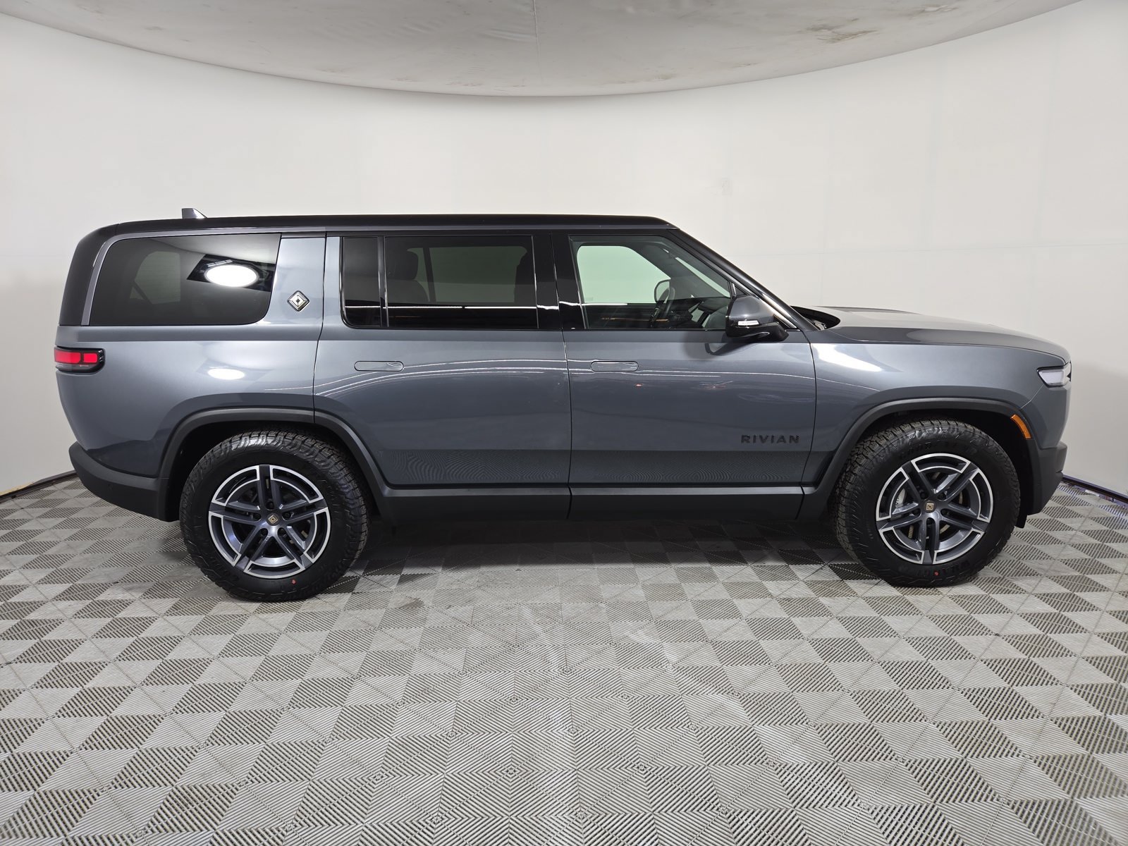 Used 2025 Rivian R1S Adventure Dual AWD/4WD image 6