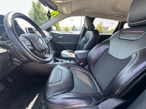 Used 2019 Jeep Cherokee Trailhawk w/ Comfort/Convenience Group AWD/4WD image 26