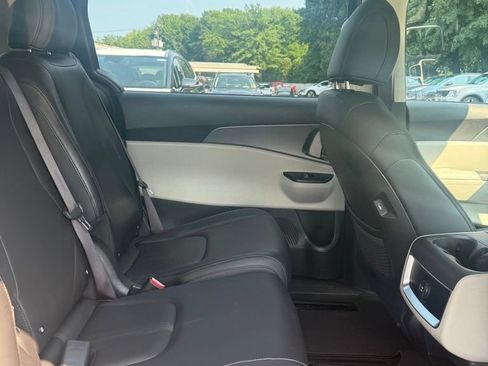 Used 2023 Kia Carnival LX FWD image 10