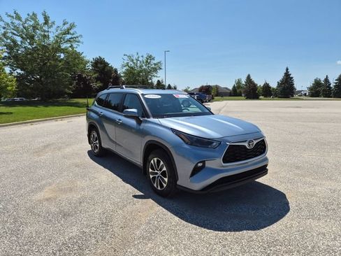 Used 2024 Toyota Highlander XLE AWD/4WD image 3