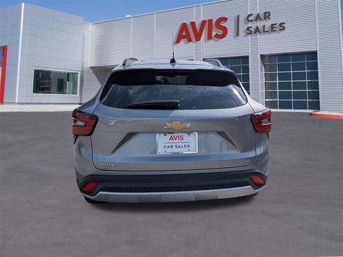 Used 2025 Chevrolet Trax LT w/ LT Convenience Package image 7