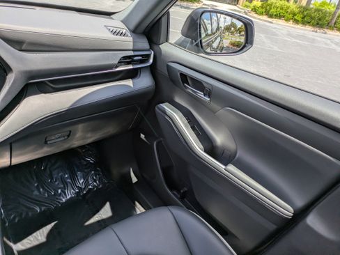 Used 2022 Toyota Highlander XSE AWD/4WD image 16