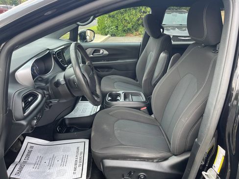 Used 2024 Chrysler Pacifica Touring FWD image 14