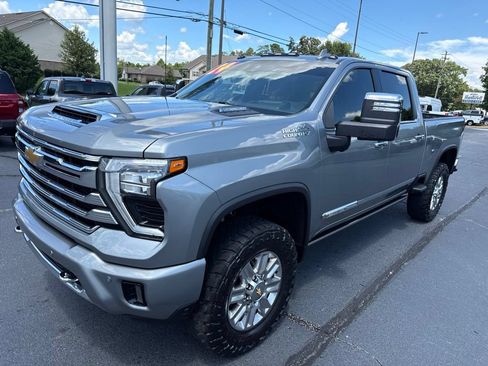 Used 2024 Chevrolet Silverado 2500 High Country w/ High Country Premium Package AWD/4WD image 4