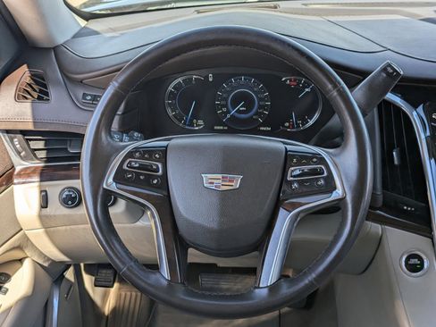 Used 2016 Cadillac Escalade Luxury image 19