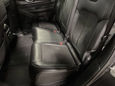 Used 2024 Jeep Grand Cherokee Altitude image 12