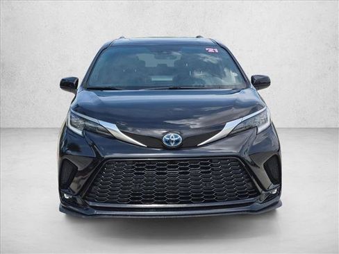 Used 2021 Toyota Sienna XSE w/ XSE Plus Package FWD image 2